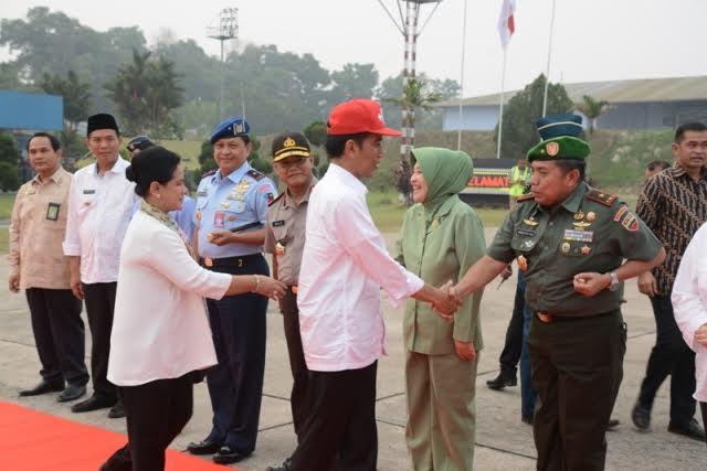 Danrem 031/ Wirabima Bersama Forkopinda Sambut Kedatangan Presiden RI Beserta Rombongan Di Riau