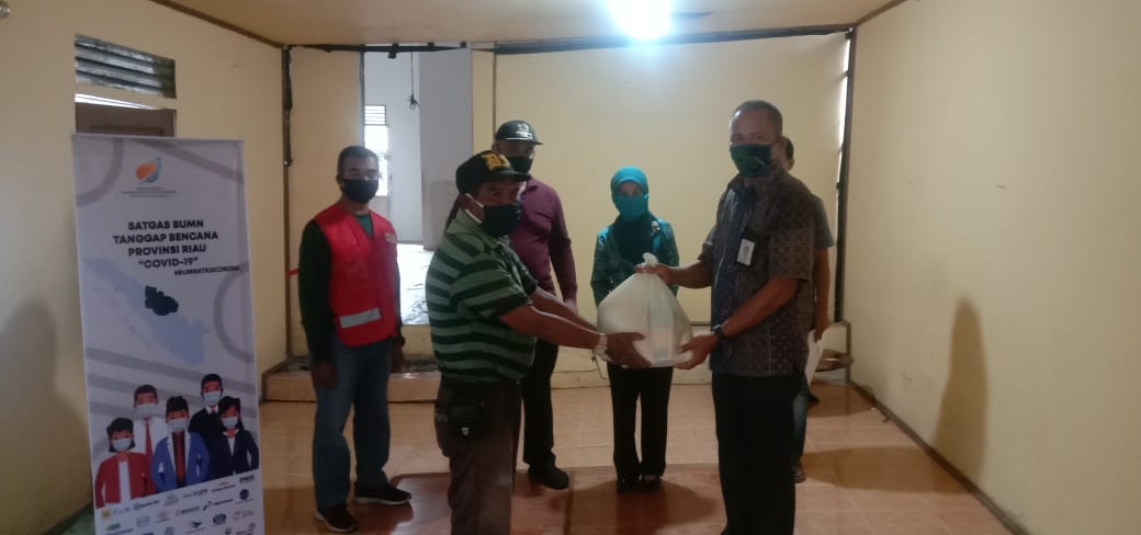 PLN Tembilahan Salurkan 70 Paket Sembako Untuk Warga Terdampak Covid 19