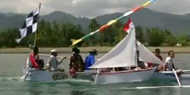 Ritual Mappandre Sorong Nelayan Mandar Curi Perhatian Turis Asing