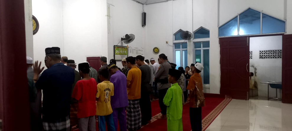 Jaga Kamtibmas, AIPDA Andriawan Solat Magrib Berjamaah di Surau Naj'mu-Huda