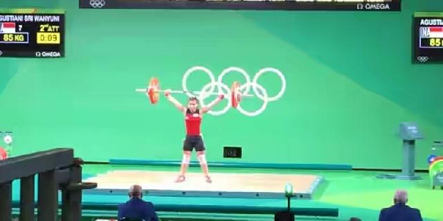 Lifter Sri Wahyuni Raih Medali Perak