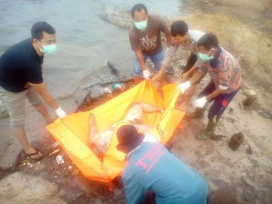 Abdul Wahid Temukan Mayat Tanpa Identitas di Pinggir Pantai