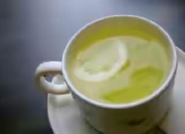 Turunkan Berat Badan dengan 1 Gelas Jeruk Nipis Hangat