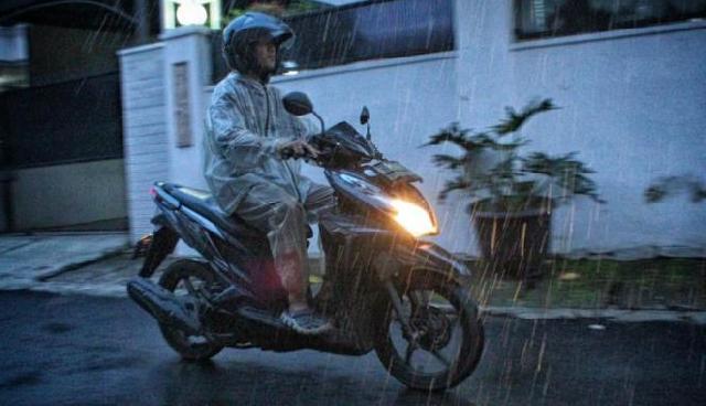 Siang Ini, Jakarta Diguyur Hujan Hingga Malam