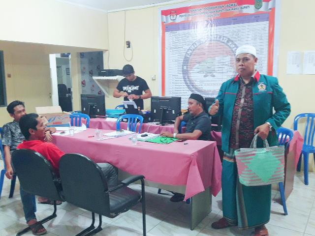 Datangi KPU, Ketua Partai Idaman Inhil Bawa Bakul Dan Pakai Sarung 