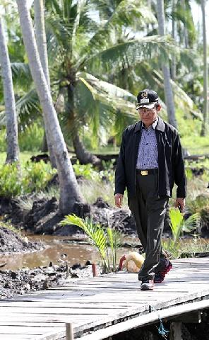 Puluhan Tahun Kebunnya Rusak, Petani Ini Dapat Kesempatan Curhat Langsung Kepada Bupati Inhil