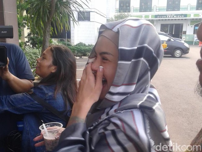 Berkasus dengan Sam Alinao, Nikita Mirzani Dicecar 12 Pertanyaan