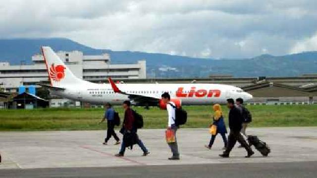 Pesawat Lion Air Tujuan Padang Terpaksa Mendarat di Pekanbaru