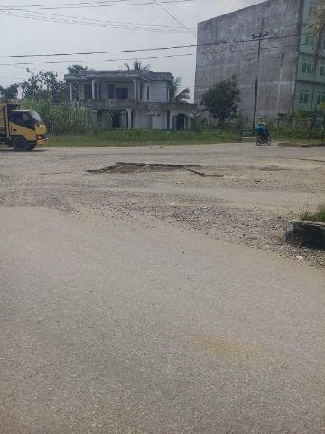 Lubang Besar Di Badan Jalan, Pengendara Ambil Jalur Salah