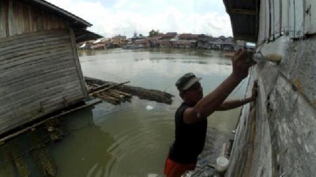 Mahasiswa dan Dosen ULM Pilih Mengecat Rumah Lanting