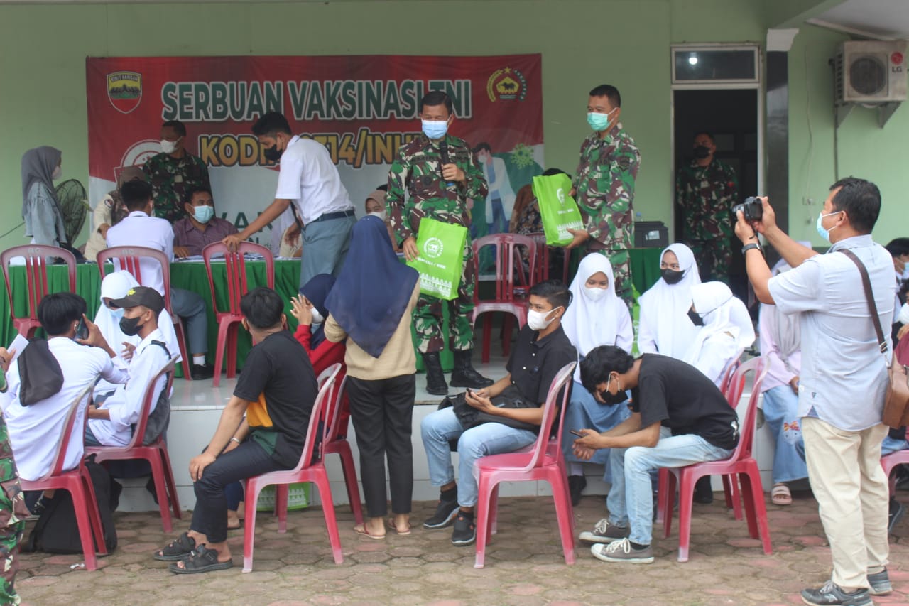 Ini Trik Dandim 0314 Tenangkan Siswa Panik Untuk Vaksin