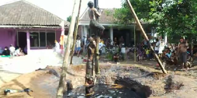 Perebutkan Burung Jalak, Puluhan Pria Rela Bermandi Oli