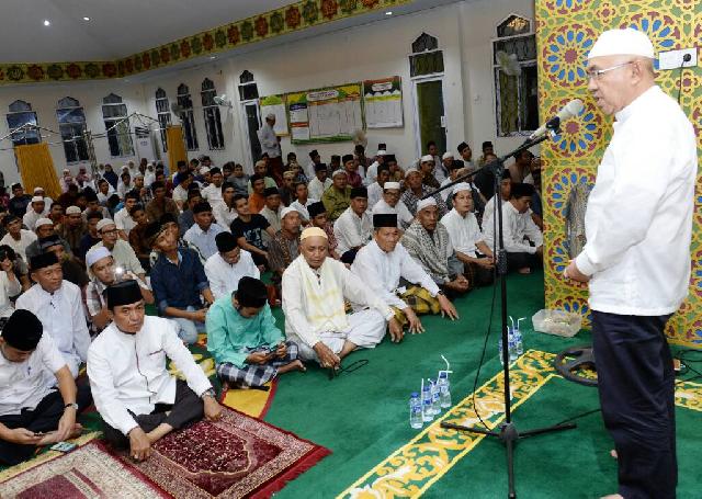 Bupati Inhil Dan Gubernur Riau Sholat Tarawih Berjamaah