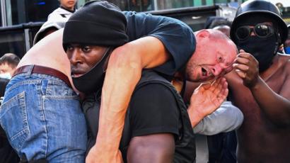 Momen Pria Kulit Hitam Selamatkan Pria Kulit Putih dari Amukan Massa “Rasis yang Dilunturkan?”