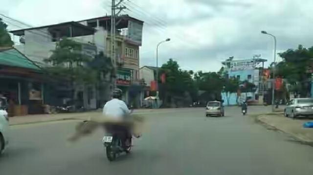 Miris, Tak Miliki Uang, Mayat Wanita Ini Dibawa Menggunakan Sepeda Motor