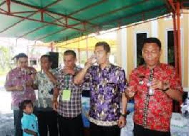 Eliminasi Kaki Gajah, Bupati Rokan Hilir Minum Obat Cacing di Depan Menkes