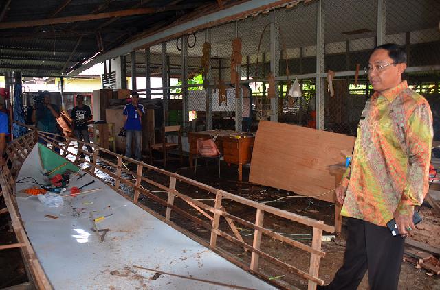 Bupati Inhil HM Wardan Tinjau Pembuatan Viber Glass