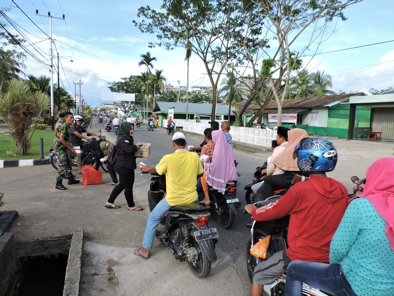 Pengguna Jalan Kaget  Ada Kodim 0314 Inhil Dan IKMR Di Jalan