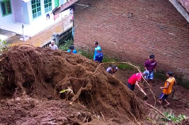 Longsor Timbun Tiga Rumah Warga Sumedang