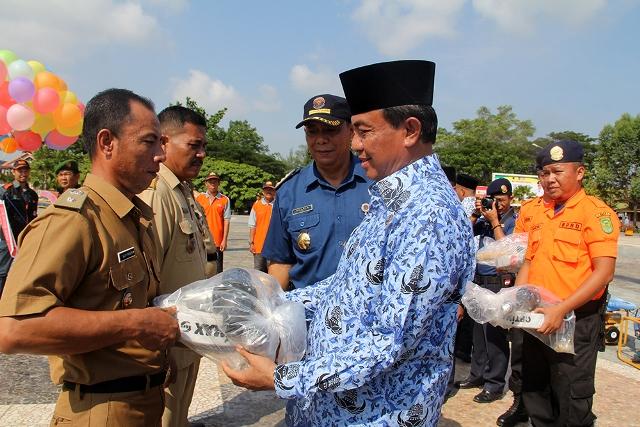 Bupati Serahkan 25 Unit Alat Pembantu Damkar Kepada BPBD Inhil