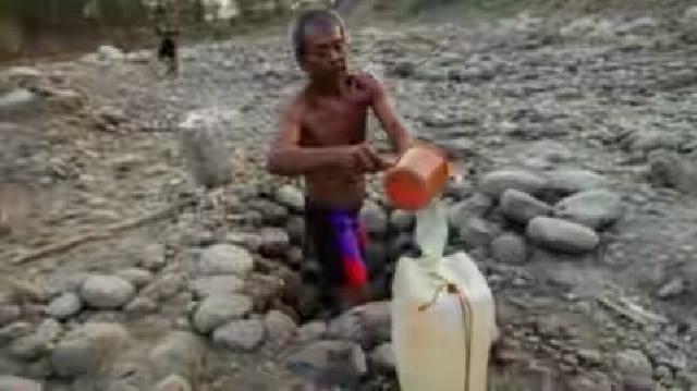 Air PDAM Mati Warga Andalkan Sungai Gampong Geulumbuk