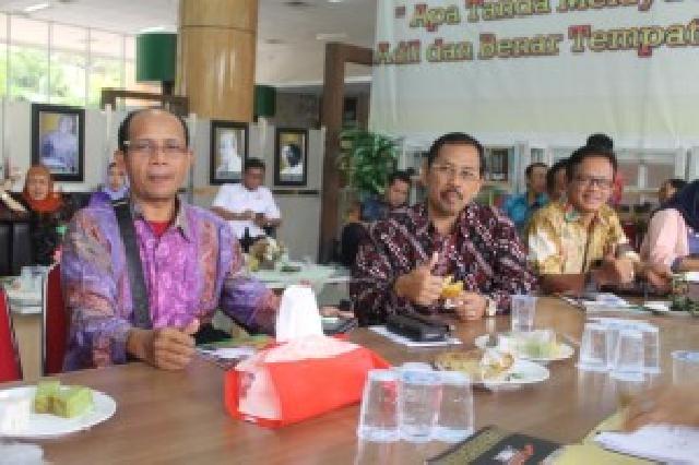 Anggota Komisi D DRPD Yogyakarta di Perpustakaan Soeman HS?
