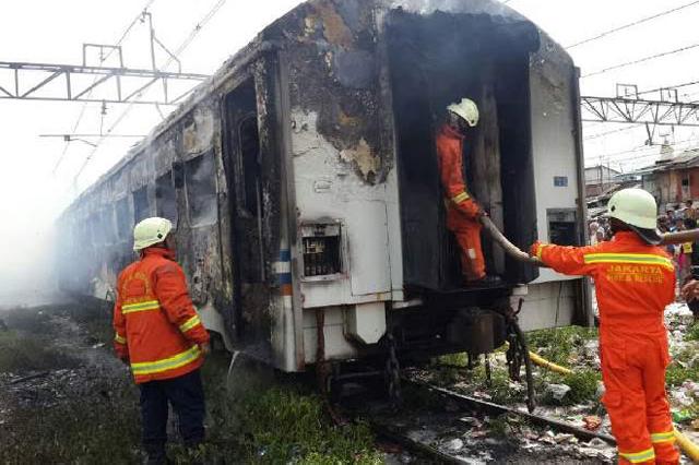 Delapan Unit Mobil Damkar Padamkan Kebakaran Gerbong Kereta