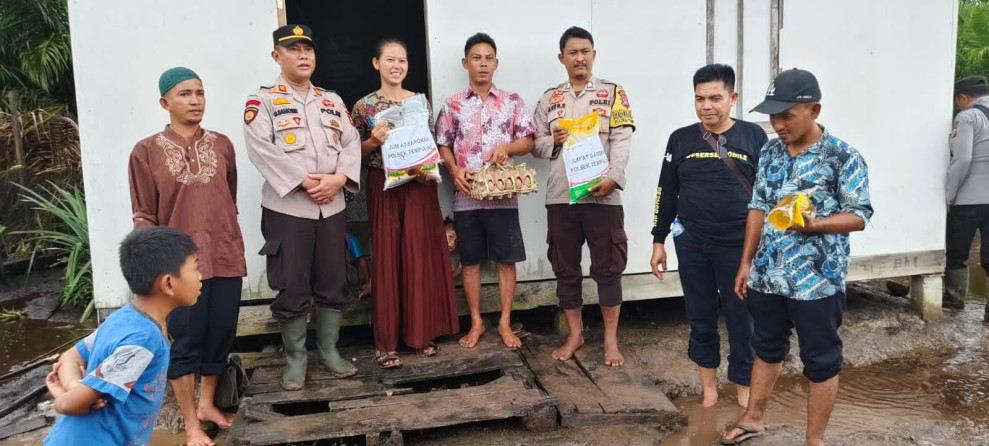 Kapolsek Tempuling Beri Sembako kepada Korban Banjir di Desa Mumpa