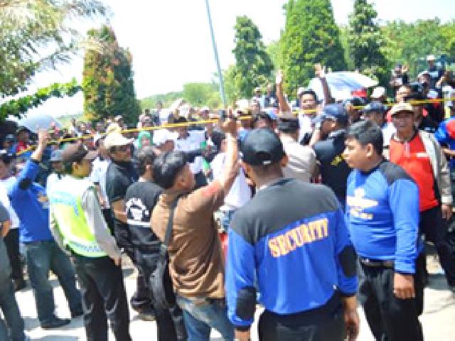 Bentrok Pendukung Calon Bupati, Kantor Distrik Mugi Nyaris Terbakar