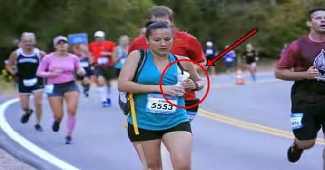 Sedang lari maraton, Ibu sempat sempatnya pompa ASI untuk anaknya