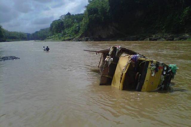 Sembilan Truk Terseret Banjir Lahar Hujan