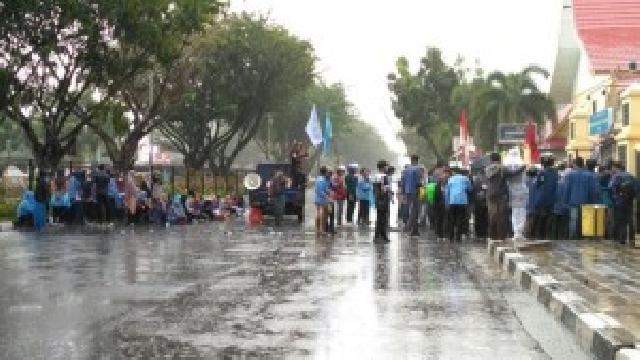 Mobil Pendemo Blokir Jalan Sudirman, Ini Tuntutan Demonstran