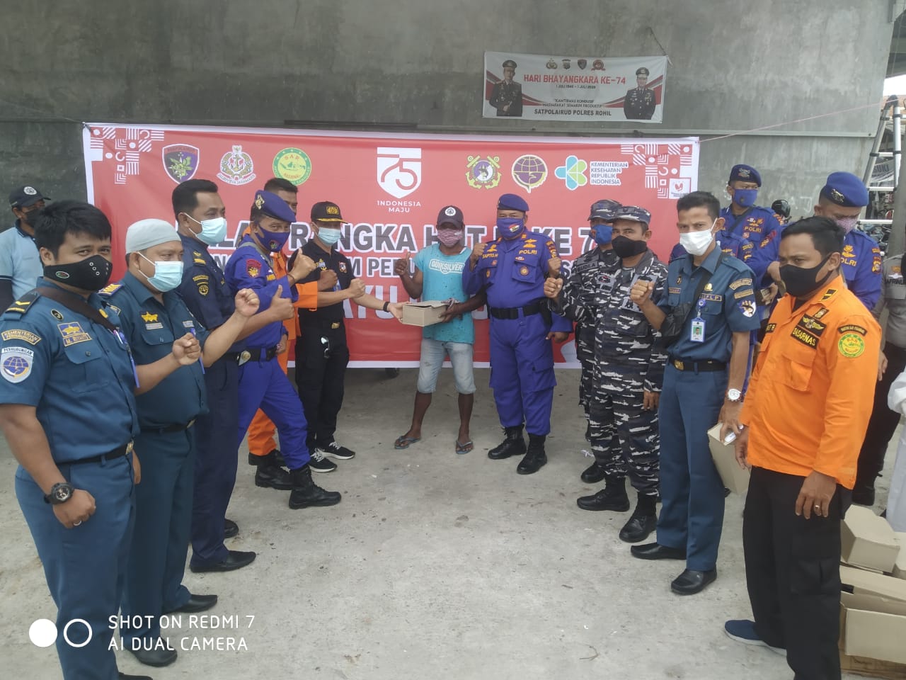 Sambut HUT RI ke 75, Unsur Maritim Rohil Berikan Bantuan Ke Buruh Harian Lepas