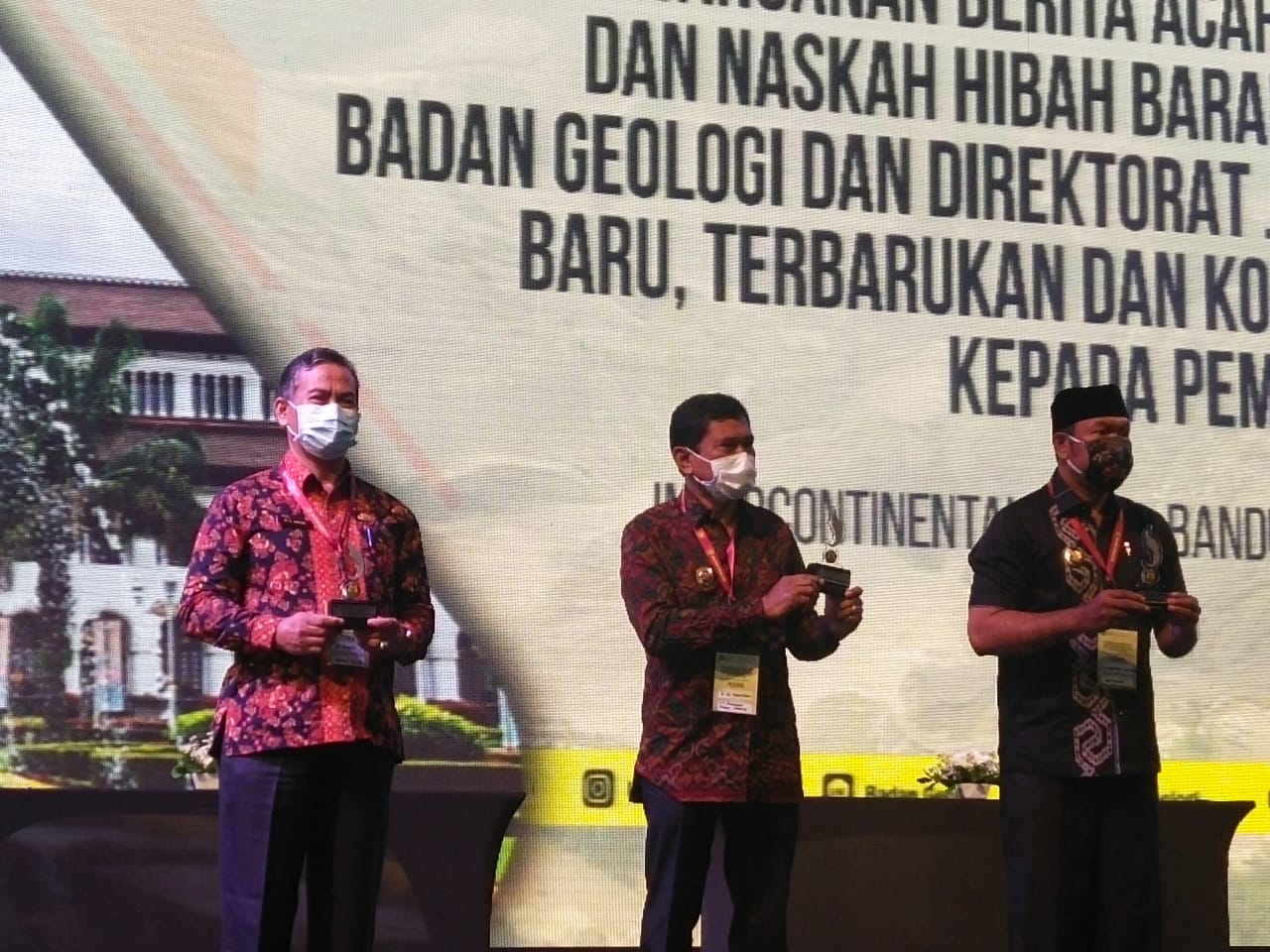 Pemkab Rohil Terima Hibah dari KESDM RI