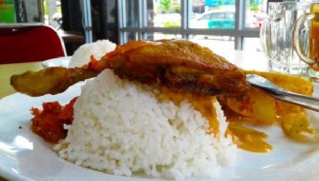 Ngopi dan Makan Ayam Kalasan Nikmat di Restoran Bintang Lima