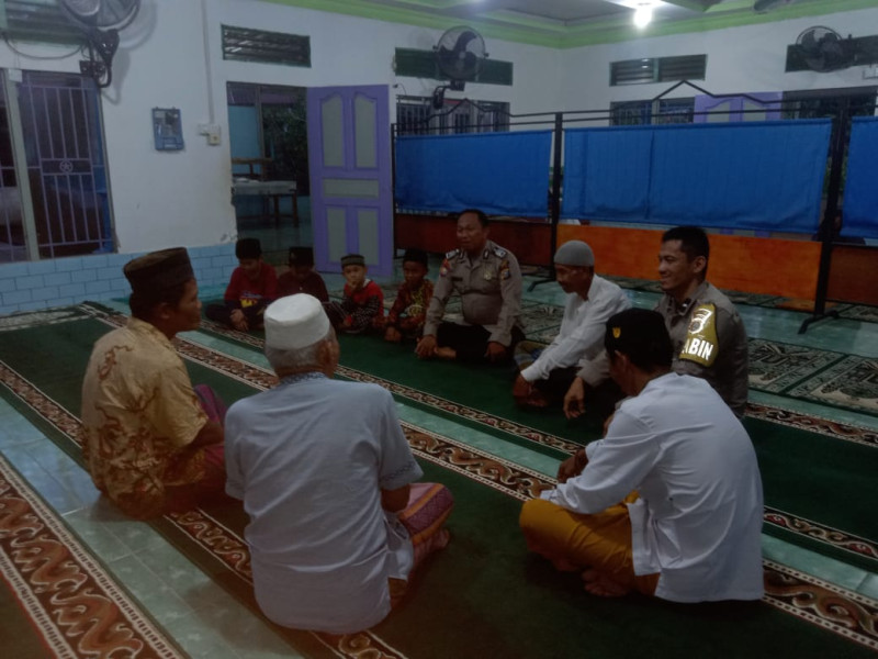 Personil Polsek Tempuling Rutin Solat Magrib Berjamaah Keliling