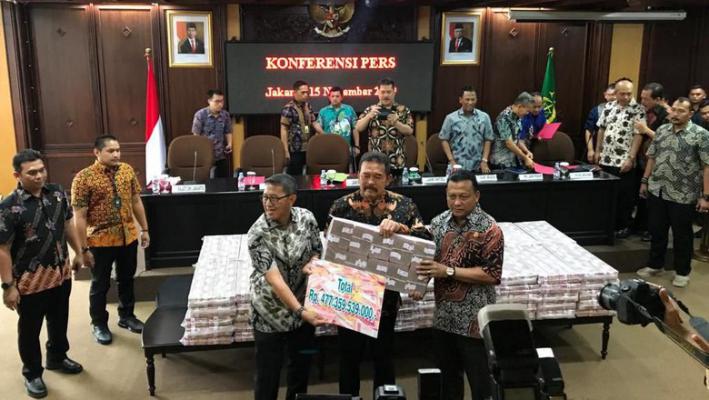 Ini Penampakan Uang Setara Tinggi Menara Eiffel yang Dikorup Kokos