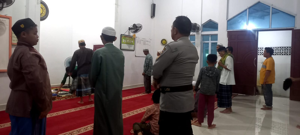 Personil Polsek Tempuling Rutin Solat Magrib Berjamaah, ini Tujuannya