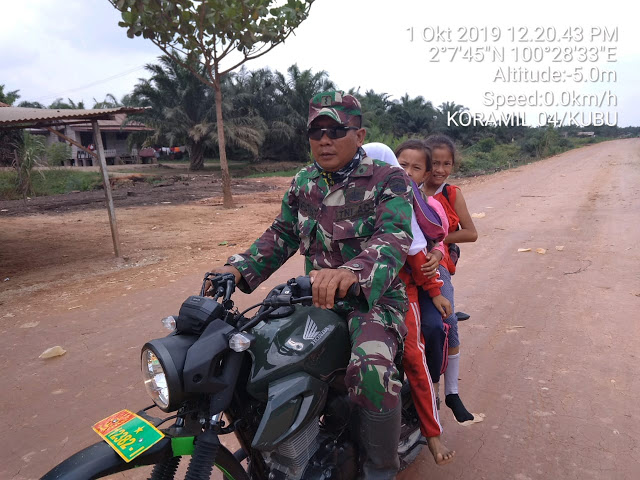 Perduli Pendidikan, Babinsa Ini Bonceng 3 Murid