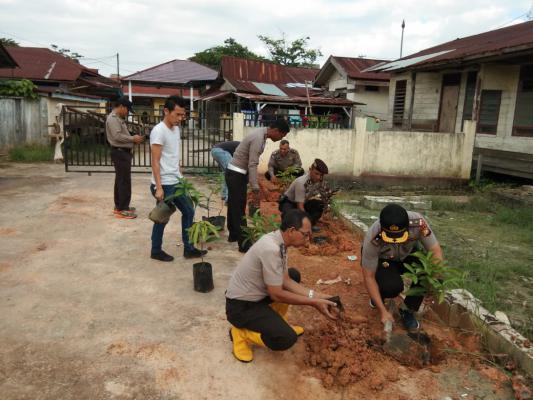 Kapolsek Bangko Sasli Rais Pimpin Penanaman 100 Batang Pohon