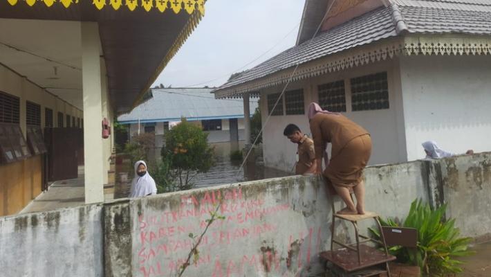 Panjat Pagar demi Masuk Sekolah Gegara Banjir di Pekanbaru