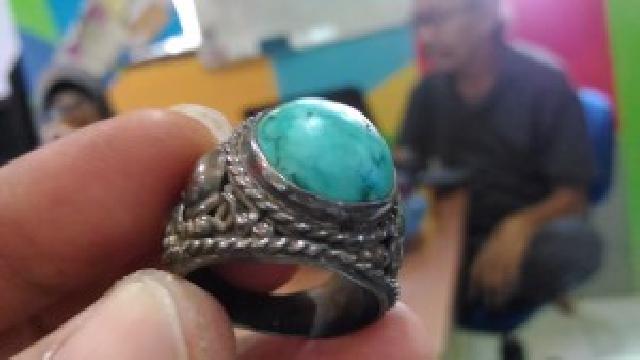 Pria Ini Dapat Hadiah Batu Akik Dari Kiai Jokowi