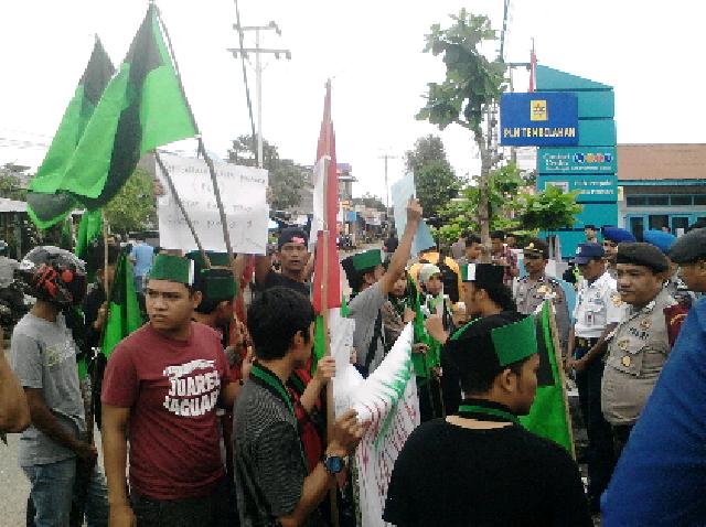 Aksi Protes Mahasiswa ke PLN Rayon Tembilahan Berakhir Pemukulan