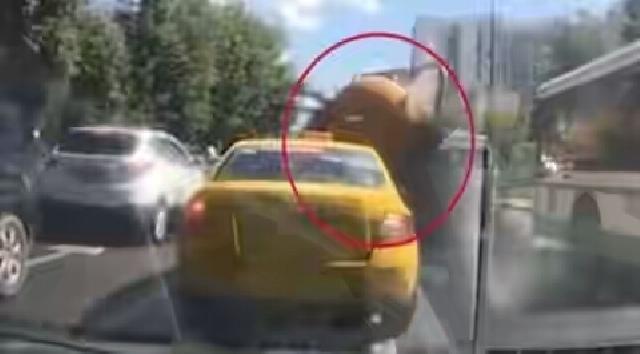 Truk Sedot WC Penuh Tinja Meledak, Jalanan Macet Parah