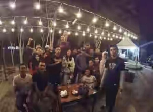 Tongkrongan Anak Siak, Grobak Burger Hadirkan 100 Lampu