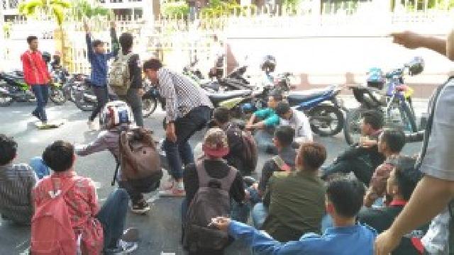 Kurang Lebih Satu Jam, Aksi Demo Blokir Jalan Sudirman Tuntut PT Surya Dumai Grup