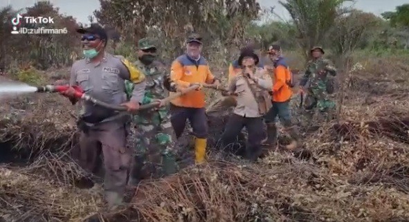 Viral, Personil Gabungan Karhutla di Riau Padamkan Api Sambil TikTokan