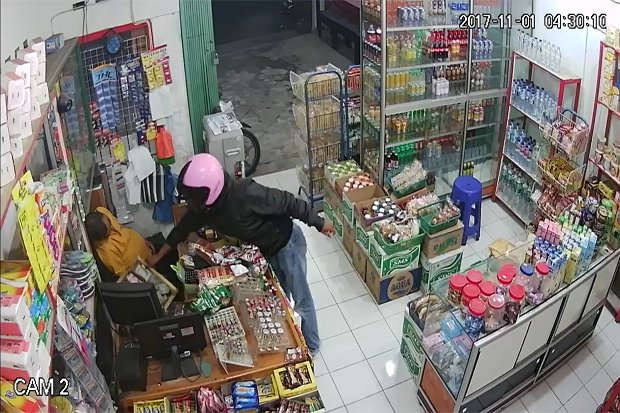 Saat Penjaga Toko Tertidur, Pencuripun Merajalela