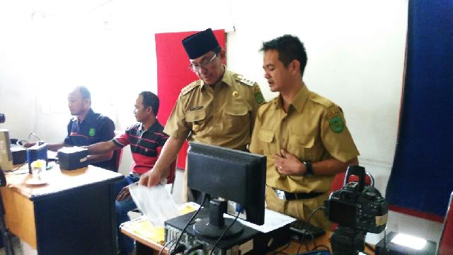 Bupati Inhil Sidak Disdukcapil, Ia Tak Ingin Ada Penumpukan Warga Lagi