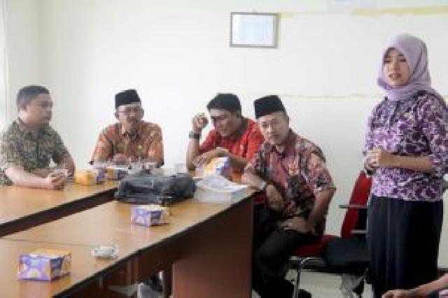 Kabag Humas dan Protokol Setda Kabupaten Indragiri Hilir Lepas Siswa Magang dan Seorang Staf